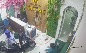 Spa bị tạt mắm tôm, chủ tiệm cầu cứu công an Spa bị tạt mắm tôm, chủ tiệm cầu cứu công an