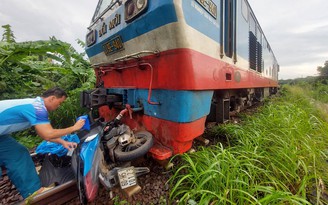 Đồng Nai: Băng qua đường sắt, 2 người đi xe máy bị tàu lửa tông tử vong