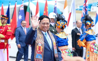 Indonesia đón Thủ tướng Phạm Minh Chính bằng điệu múa truyền thống đặc sắc tại sân bay