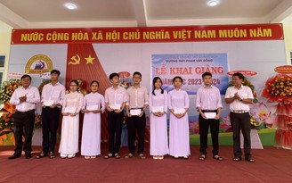 Cựu học sinh Trường THPT Mộ Đức 1 trao thưởng khuyến học