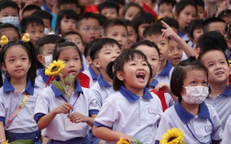 Học sinh, giáo viên cả nước rộn rã khai giảng năm học mới Học sinh, giáo viên cả nước rộn rã khai giảng năm học mới