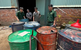 Bộ đội biên phòng phát hiện kho chứa 2.000 lít dầu lậu Bộ đội biên phòng phát hiện kho chứa 2.000 lít dầu lậu