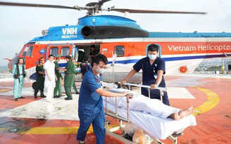 Dùng trực thăng đưa 3 ngư dân bị hội chứng giảm áp vào đất liền chữa trị