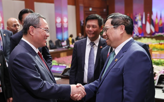 Thủ tướng Phạm Minh Chính gặp Thủ tướng Trung Quốc Lý Cường tại Indonesia