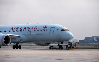 Hãng hàng không Canada xin lỗi vì phi công ép hành khách xuống máy bay