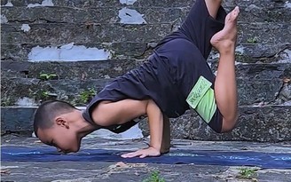 Mãn nhãn những tư thế yoga khó của cậu bé 8 tuổi