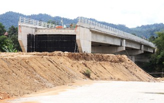 Dùng đất trái phép thi công 2 cây cầu hàng chục tỉ đồng ở Quảng Nam