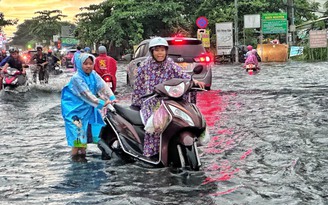 TP.HCM có mưa to: Đường mênh mông 'nước', xe chết máy la liệt