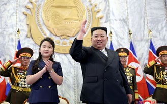 Ông Kim Jong-un cùng con gái dự lễ duyệt binh kỷ niệm Quốc khánh
