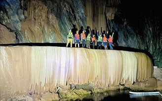 'Sốc' cảnh đoàn người giẫm đạp lên thạch nhũ trong hang mới phát hiện ở Quảng Bình