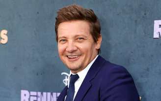 'Thần tiễn' Jeremy Renner 'hồi sinh' sau một năm gặp tai nạn kinh hoàng