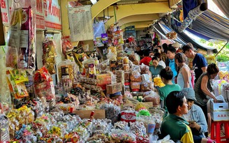 Chợ bánh kẹo, mứt tết lớn nhất TP.HCM nhộn nhịp: Tiểu thương tim 'đánh lô tô'