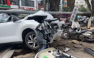 TP.Huế: Ô tô mất lái tông cột đèn đường và hàng loạt xe máy