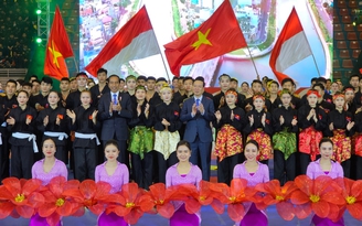 Chủ tịch nước Võ Văn Thưởng và Tổng thống Indonesia xem biểu diễn võ thuật truyền thống