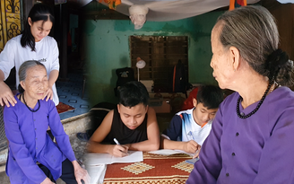 Xúc động: Mệ Mác hơn 30 năm lo ăn ở cho học trò nghèo miền núi Trường Sơn
