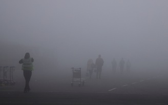 Sương mù 'không thấy đường' ở Ấn Độ, gián đoạn giao thông trên bộ lẫn trên trời