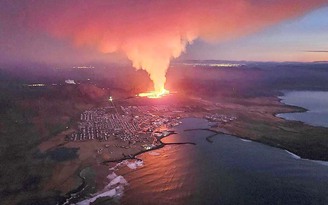 Dung nham núi lửa 'nuốt chửng' thị trấn ở Iceland