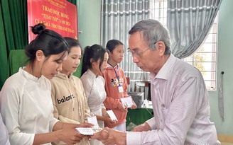 Nhà thơ Thanh Thảo trao học bổng 'Thầy tôi' cho học sinh Sơn Mỹ