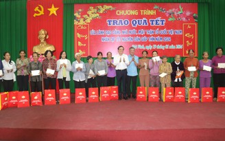 Phó thủ tướng Trần Lưu Quang thăm, tặng quà gia đình khó khăn ở Trà Vinh