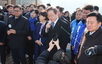 Lãnh đạo đảng đối lập Hàn Quốc bị đâm vào cổ