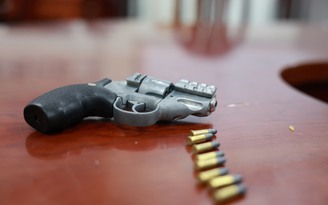 'Độ' súng đồ chơi thành vũ khí quân dụng bắn thử khiến xóm trọ khiếp vía