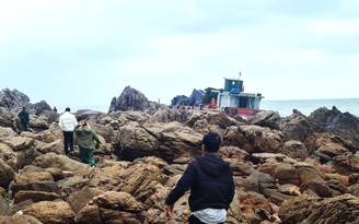 Quảng Ninh: Cứu 2 thuyền viên người Trung Quốc gặp nạn trên biển Quan Lạn