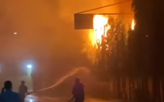 Cháy xưởng gỗ trong đêm ở TP.HCM