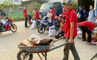 Công nhân xếp hàng nhận gà thịt, gạo ăn tết: Niềm vui bất ngờ, tết ấm no