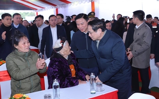 Thủ tướng Phạm Minh Chính thăm, tặng quà người nghèo và công nhân tại Thanh Hóa