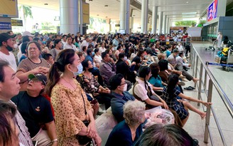 Sân bay Tân Sơn Nhất nhộn nhịp đón Việt kiều về ăn tết: Mong ngóng đoàn tụ