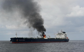 Houthi mở rộng tấn công, tàu chở dầu ở biển Đỏ bốc cháy