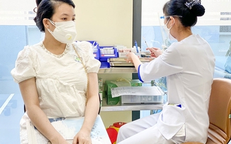 Tiêm vắc xin Covid-19 mới biết có thai có ảnh hưởng thai nhi không?