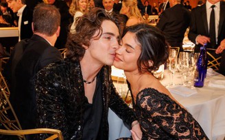 Kylie Jenner - Timothée Chalamet gây sốt với màn 'khóa môi' ở Quả cầu vàng