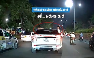 Tài xế lái xe sang, để trẻ nhỏ vô tư 'đu mình' trên cửa sổ dạo phố