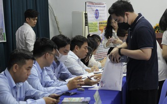 Hàng trăm người lao động xếp hàng tìm việc làm