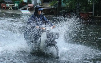 Thành phố Hồ Chí Minh tiếp tục mưa lớn, triều cường cao