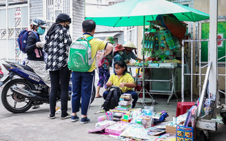 TP.HCM: Tăng cường kiểm tra hàng rong trước cổng trường