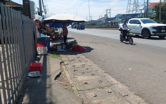 Buôn bán tràn ra lòng đường, gây nguy hiểm