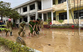 Cùng gượng dậy sau lũ dữ