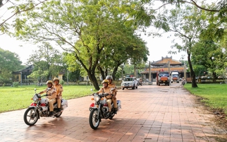 'Hộ tống' bảo vật quốc gia của Bảo tàng Lịch sử Thừa Thiên-Huế về 'nhà' mới