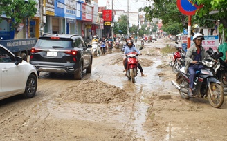 Nước rút, rốn lũ Lệ Thủy bạc màu bùn khi nhìn từ trên cao