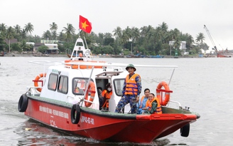 Phà hỏng, Biên phòng Quảng Nam dùng ca nô đưa đón hàng ngàn người dân xã đảo