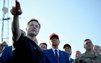 Ông Trump xem SpaceX của tỉ phú Elon Musk phóng phi thuyền Starship