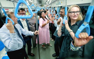 Người dân TP.HCM nóng lòng chờ đi metro số 1