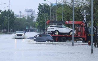 TP.Huế: Cố băng qua những đoạn ngập lụt, xe chết máy la liệt