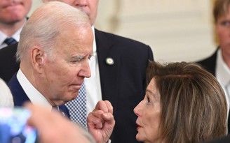 Bà Nancy Pelosi trách Tổng thống Biden rút lui trễ