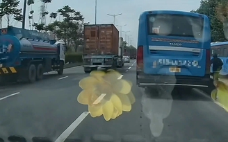 TP.HCM: Xe buýt dừng giữa làn ô tô đón khách trên xa lộ Hà Nội