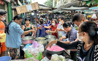 Vì sao sáng nay nhiều người đổi nghề... bán chè trôi nước ở Chợ Lớn, khách vây kín?