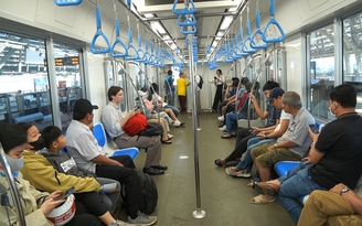 Người dân trải nghiệm metro Bến Thành - Suối Tiên: ‘Từ nay về sau sẽ đi làm bằng metro’ 