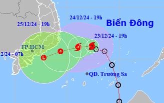 Bão số 10 bất ngờ ít di chuyển trên Biển Đông